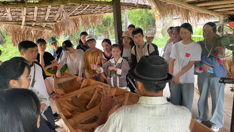 Class learns how to make a coracle (2)